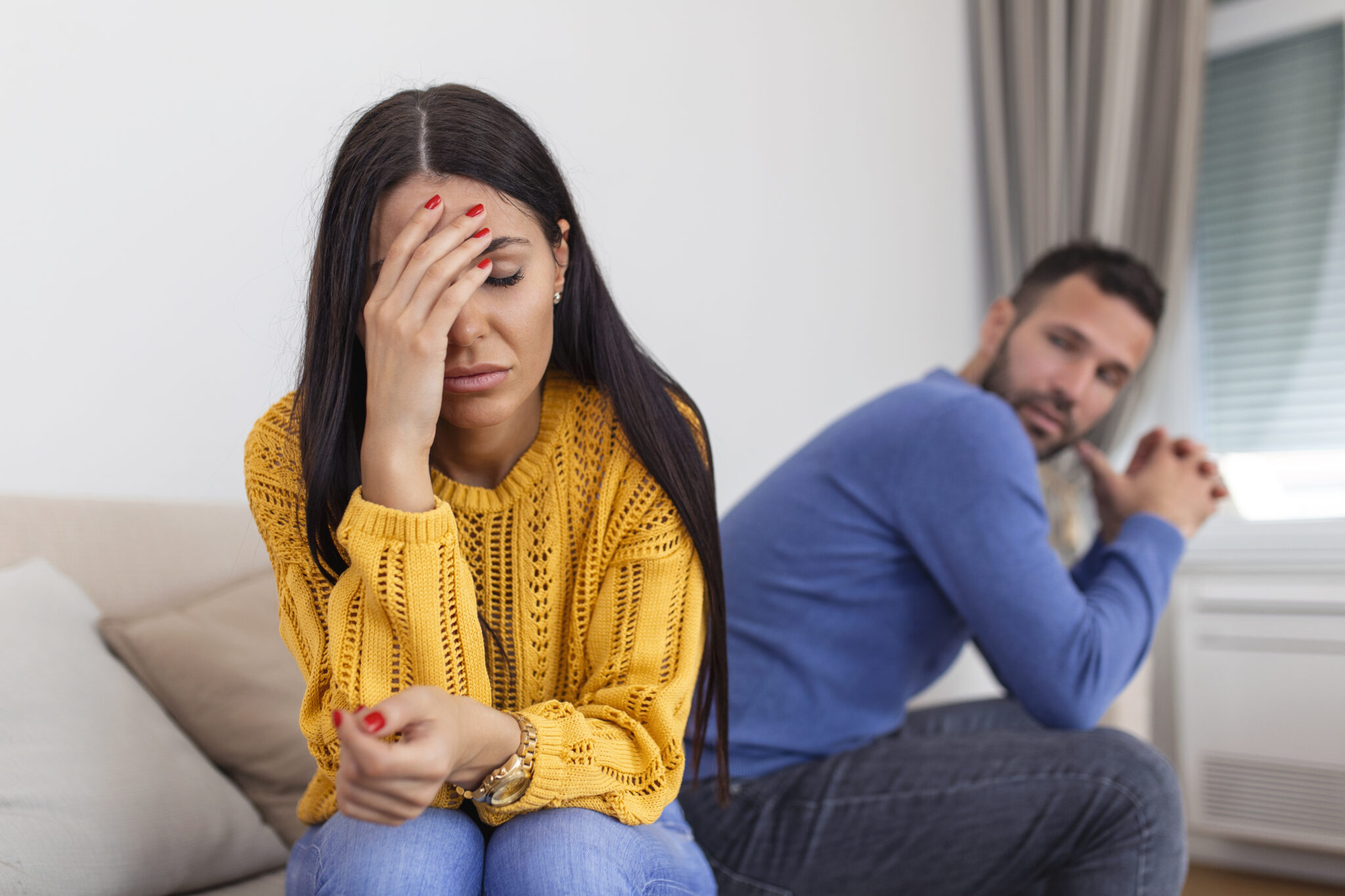 pareja celosa, chica enfadada con chico, celos